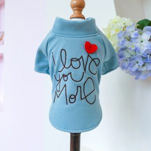 Hanorac pentru catei 8793 15 CateiLaModa.ro Hanoracul pentru căței „I Love You More” – Căldură și Stil pentru Prietenul Tău Blănos! Descoperă combinația perfectă de confort, stil și protecție pentru cățelul tău cu Hanoracul pentru căței „I Love You More”! Creat dintr-un material tricotat flausat, moale și călduros, acest hanorac nu este doar o alegere practică pentru zilele reci, dar și o declarație de dragoste vizibilă pe spatele companionului tău. Design Confortabil și Elegant Hanoracul este disponibil într-o nuanță plăcută de bleu, oferind un look proaspăt și modern, potrivit pentru orice plimbare sau joacă în aer liber. Gulerul elegant, alături de mansetele elastice la mâneci și la baza hanoracului, asigură o potrivire perfectă și confortabilă, astfel încât cățelul tău să se simtă relaxat și liber în mișcări. Închiderea cu capse face ca îmbrăcarea și dezbrăcarea să fie rapide și simple – fără stres, fie că te pregătești pentru o plimbare în parc sau doar pentru a-l ține confortabil în casă. Broderie Adorabilă pentru o Declarație de Afecțiune Pe spatele hanoracului este brodat un mesaj sincer și adorabil: „I Love You More”, însoțit de o inimă roșie ce adaugă un plus de tandrețe. Este mai mult decât un simplu accesoriu – este un mod de a arăta lumii cât de mult îți iubești cățelul! Perfect pentru Căței de Dimensiuni Mici și Medii Acest hanorac a fost creat special pentru câinii de dimensiuni mici și medii, asigurând o potrivire confortabilă și un look adorabil, fie că ai un Bichon, un Yorkie sau un Pug. Beneficiile Hanoracului pentru Căței „I Love You More”: Confort superior datorită materialului flausat, care păstrează cățelul cald în zilele reci. Stil unic datorită broderiei adorabile care transmite un mesaj de iubire. Design practic cu închidere rapidă cu capse și mansete elastice, oferind o potrivire perfectă și flexibilă. Ușor de întreținut, astfel încât să arate mereu impecabil. Cum îți măsori cățelul pentru o potrivire perfectă? Pentru a te asigura că hanoracul se potrivește perfect, este important să iei măsurătorile corecte ale cățelului tău: Lungimea spatelui: Măsoară de la baza gâtului până la baza cozii. Circumferința pieptului: Măsoară în jurul celei mai late părți a pieptului, chiar în spatele picioarelor din față. Circumferința gâtului: Măsoară baza gâtului, lăsând un pic de spațiu pentru confort. Verifică ghidul nostru de mărimi pentru a alege opțiunea care se potrivește perfect cățelului tău! Întreținerea Hanoracului Pentru a te bucura cât mai mult de acest hanorac adorabil, urmează aceste sfaturi de întreținere: Spălare delicată: Poți spăla hanoracul în mașina de spălat, pe un ciclu delicat, folosind apă rece. Uscare la aer: Îți recomandăm să îl lași să se usuce natural, evitând uscătorul de rufe pentru a menține textura moale și culorile vibrante. Nu folosi înălbitori: Protejează broderia și materialul evitând orice substanță chimică agresivă. Acum cățelul tău poate ieși la plimbare în stil, bucurându-se de confort și protecție, iar tu vei primi o mulțime de complimente pentru alegerea ta minunată! Hanoracul pentru căței „I Love You More” este soluția ideală pentru orice zi răcoroasă și ocazie specială. Nu aștepta, oferă-i câinelui tău un plus de confort și dragoste astăzi!